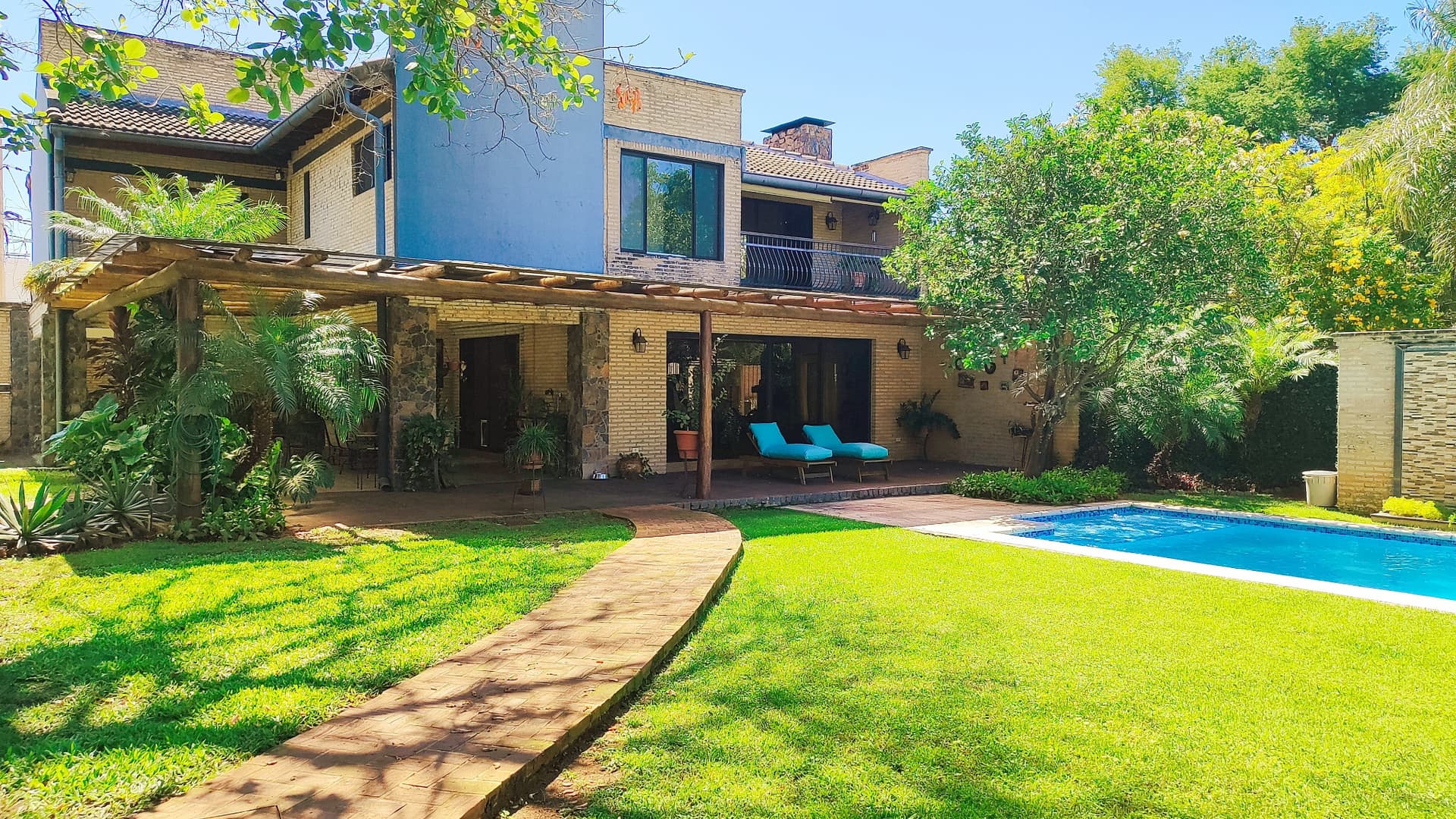 Vendo Residencia en Lambare - Zona Yacht