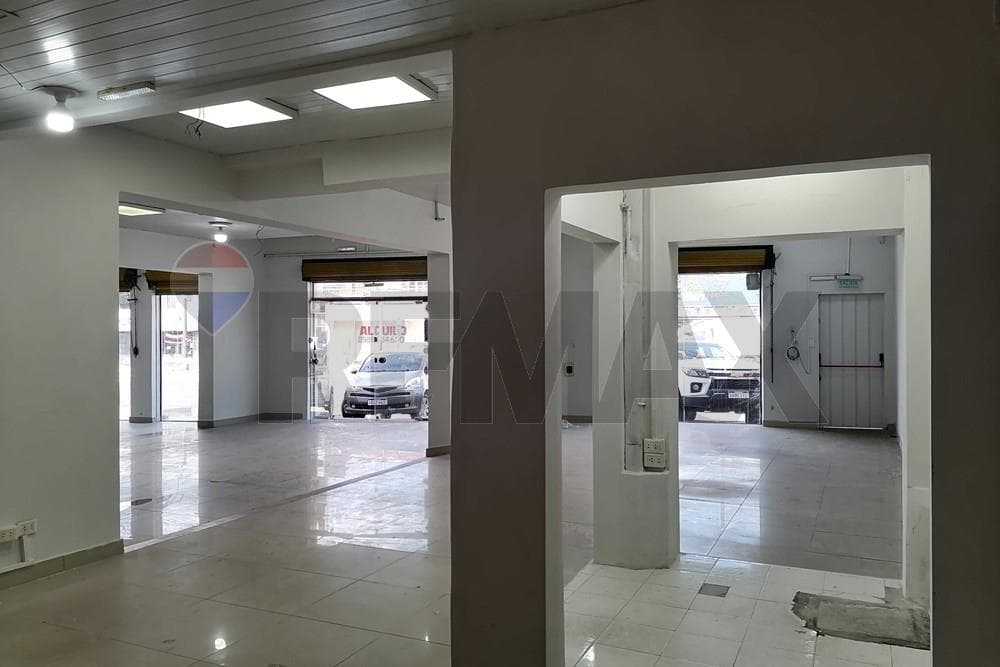Local Comercial en Alquiler sobre Avda.E.Ayala