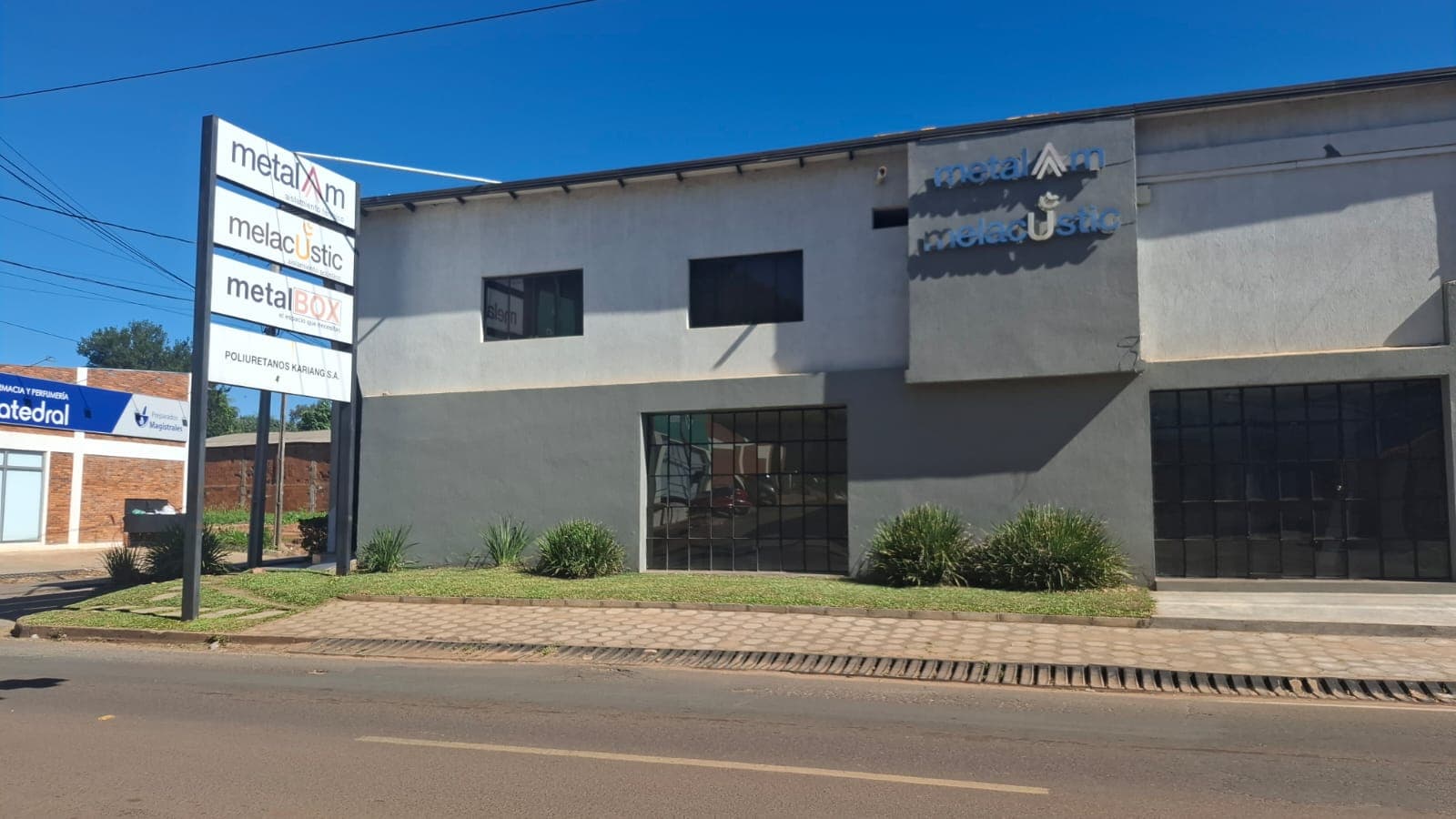 Salón Comercial En Esquina En Fernando de la Mora Norte, Sobre Asfalto — foto 3