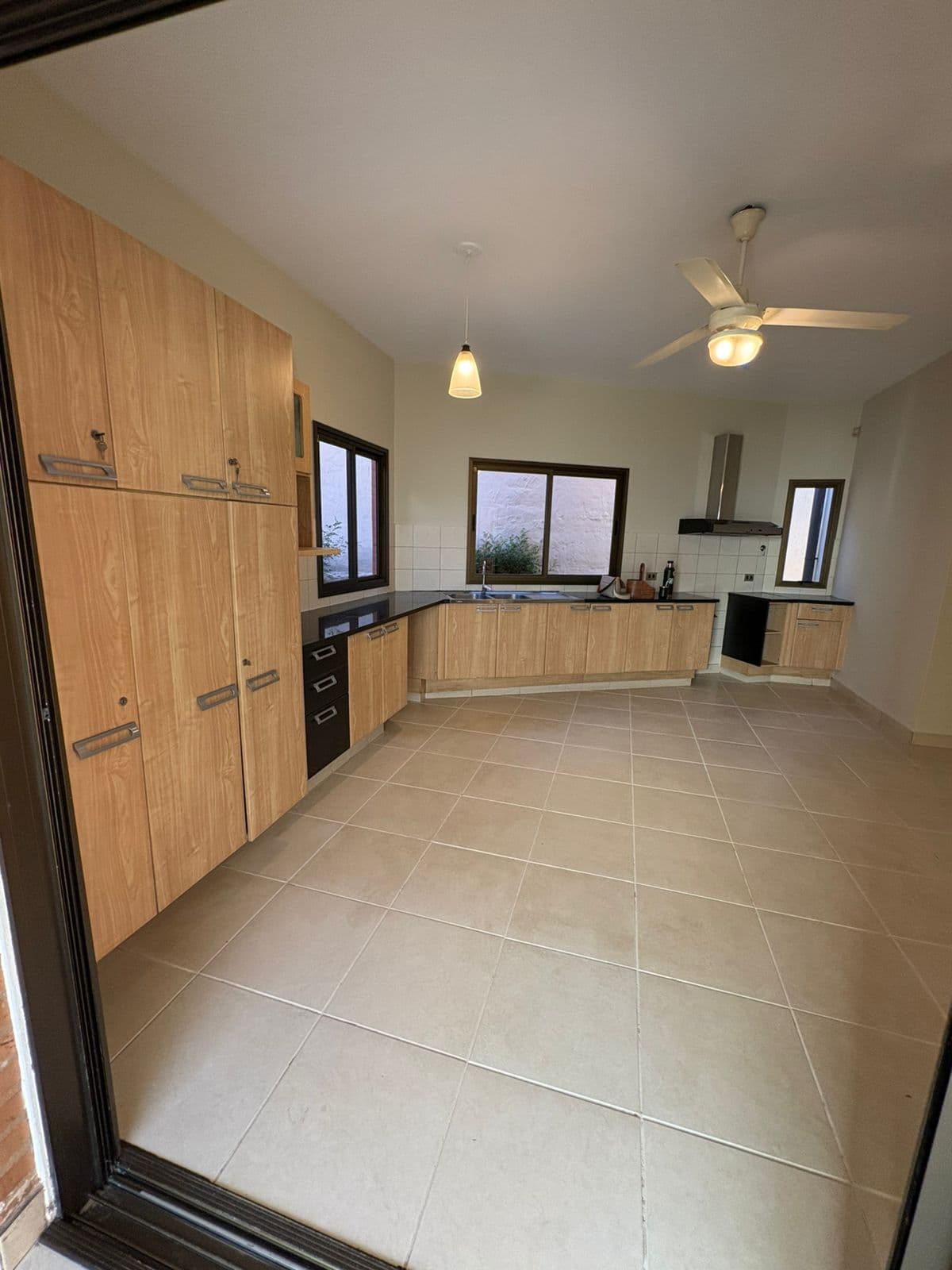 Hermosa casa con quincho y piscina en zona col. Del sol – villa aurelia, foto 5