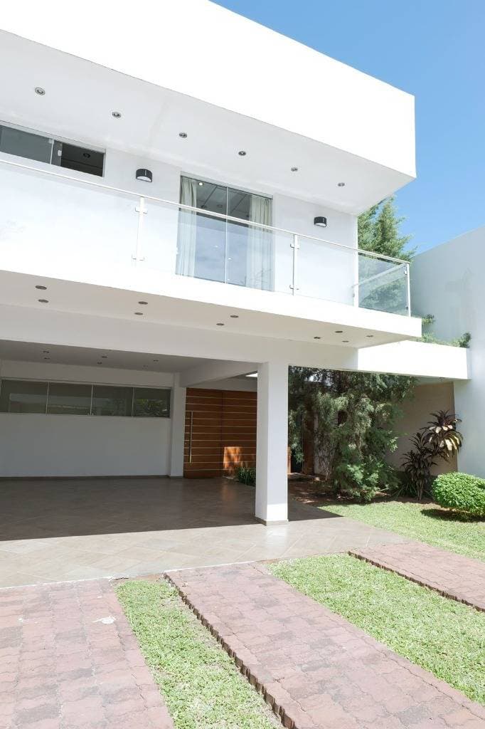 Alquilo hermosa residencia de 600m2 en barrio Jara