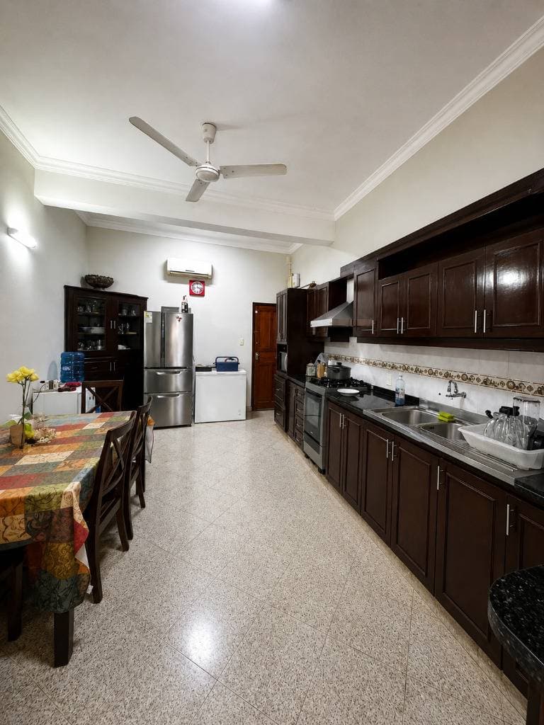 Vendo amplia casa en Fernando de la Mora