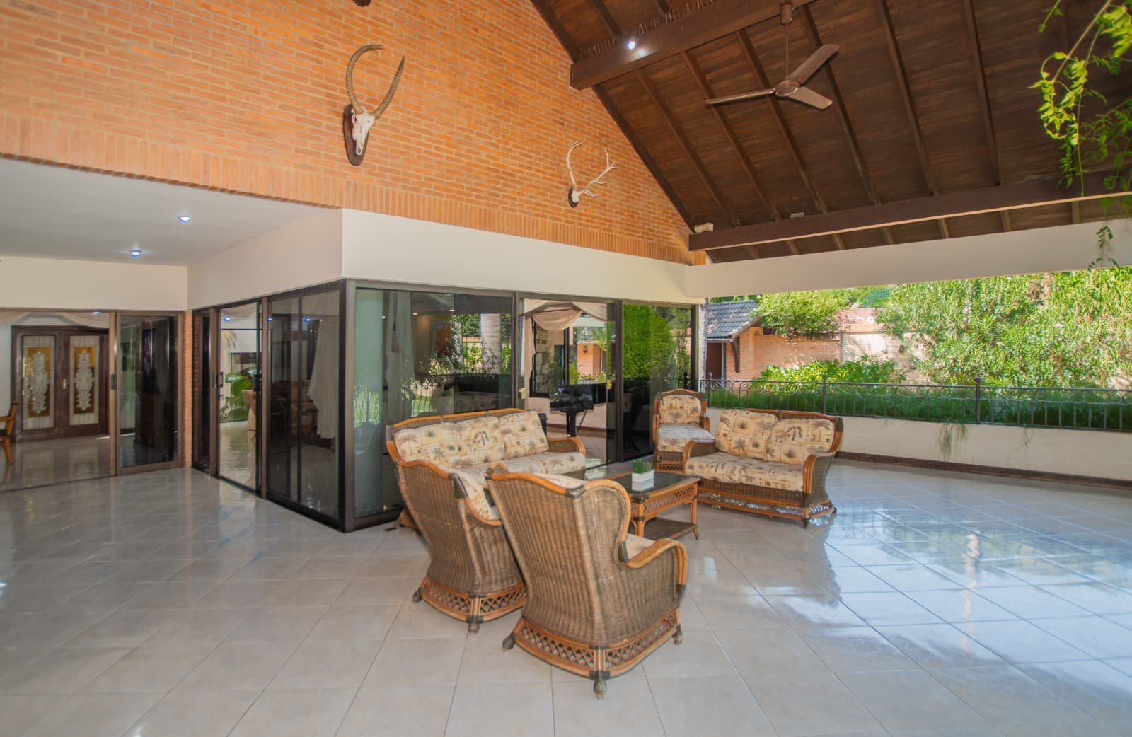 Exclusiva Residencia de 2.622 m2 en el Barrio Mburucuya - LHO7937228 — foto 5