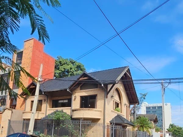 Hermosa casa en esquina en alquiler en Villa Morra