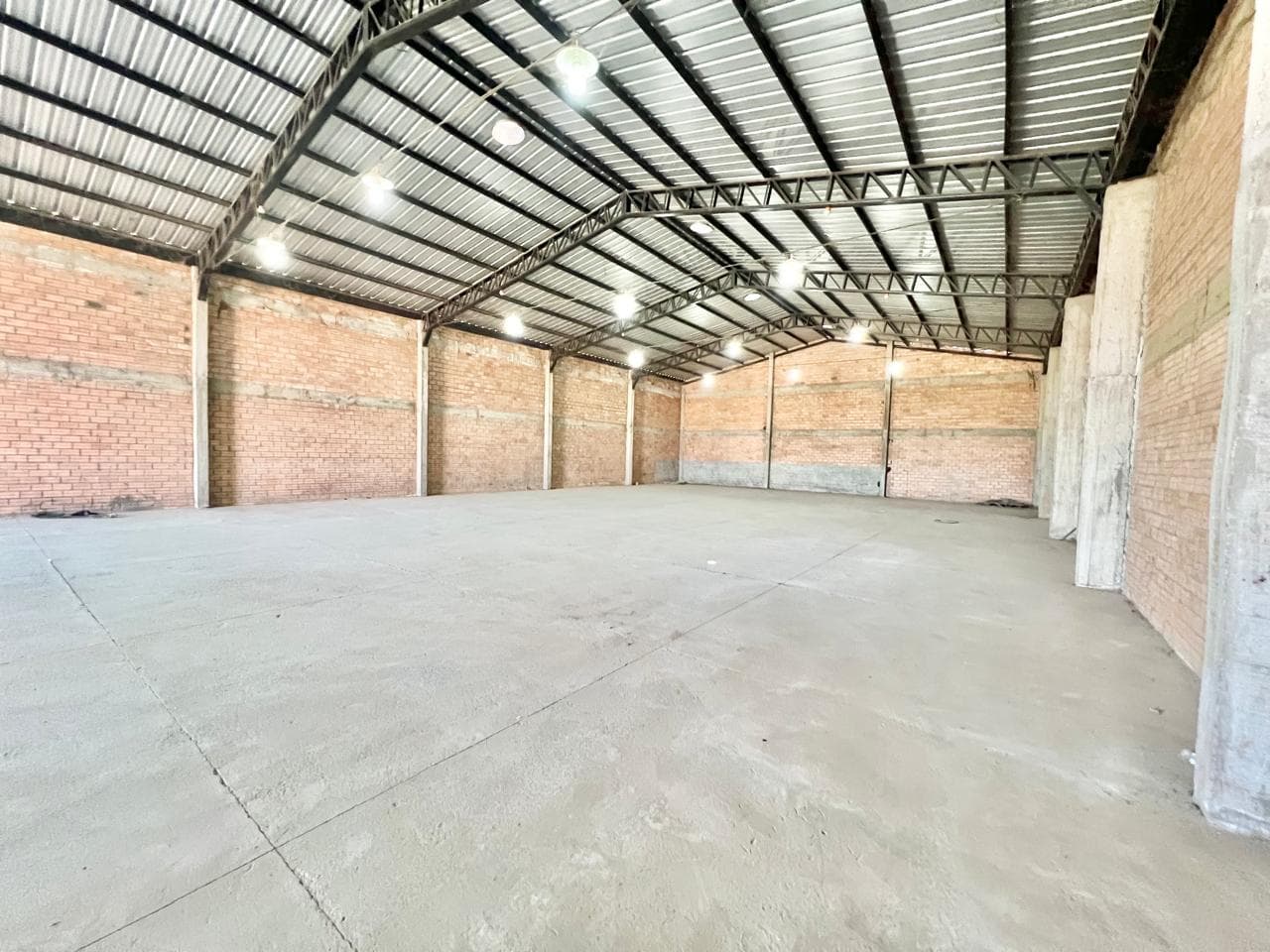 En Alquiler Depósito de 592 m2 en Mariano Roque Alonso A345