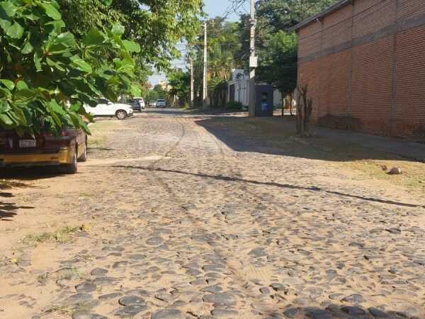 Terreno con casa a demoler en Las Lomas, foto 2