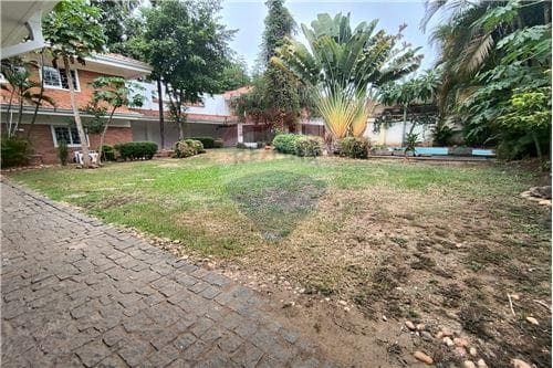 Casa de 6 habitaciones y cochera para 5 Autos zona Centenario, foto 4
