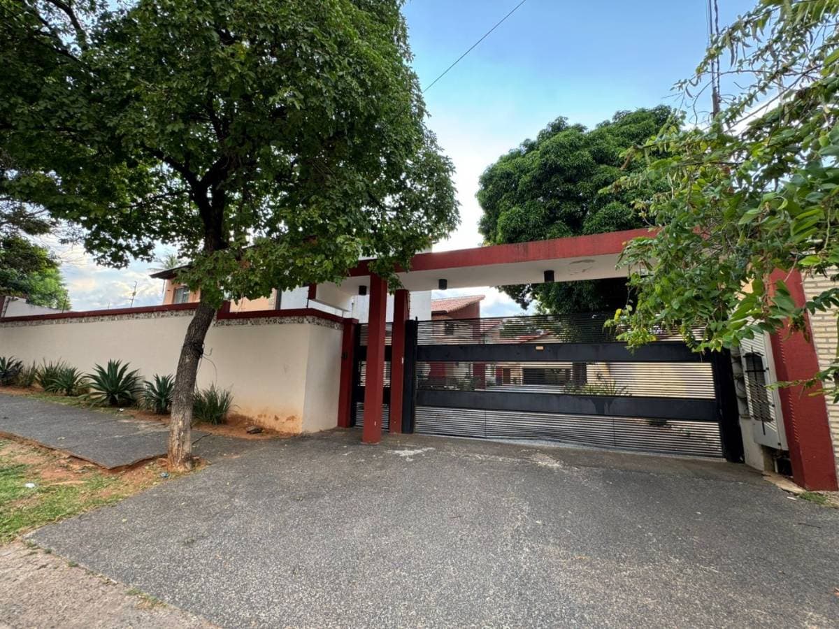 Alquilo amplio duplex en condominio cerrado en lambare