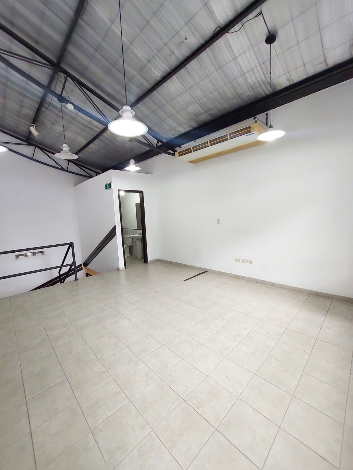 Salon comercial en zona av. Boggiani — foto 1