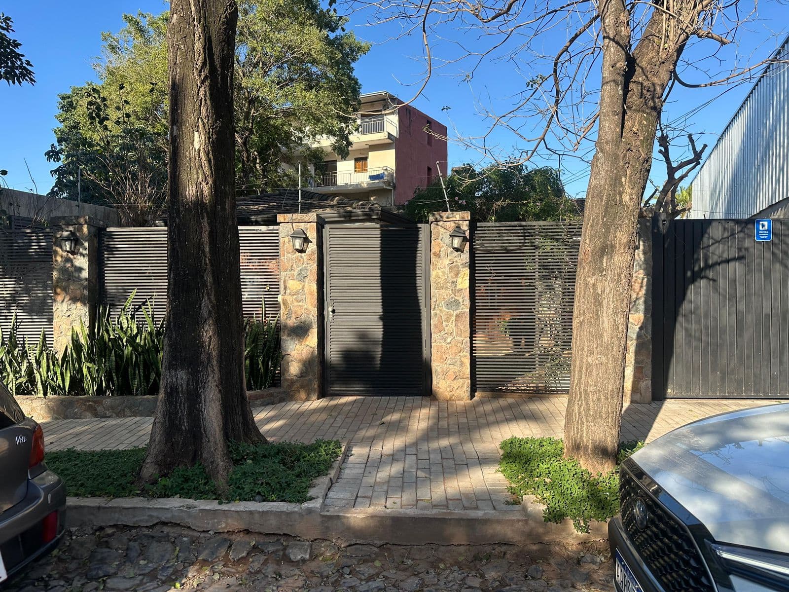 Fina Residencia De 3 Dormitorios Con Patio En Barrio Nazareth, Asunción