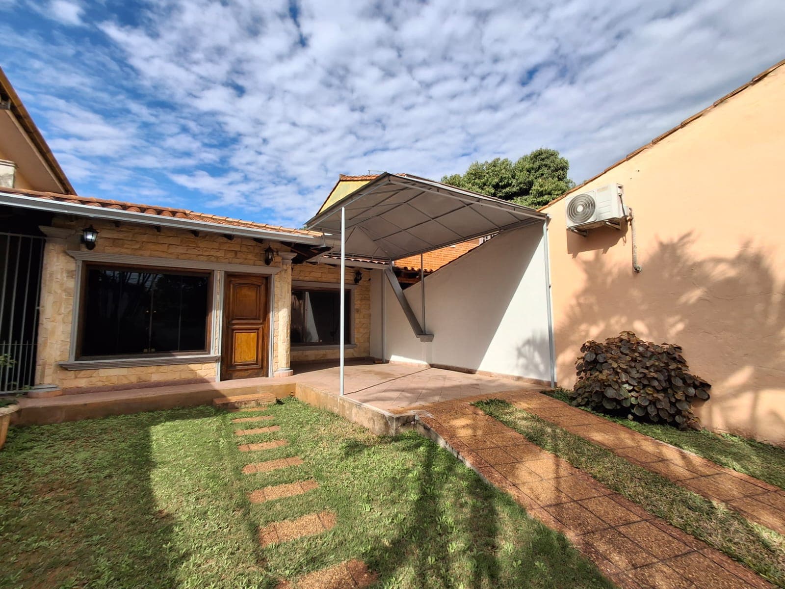 Alquilo Casa en San Lorenzo