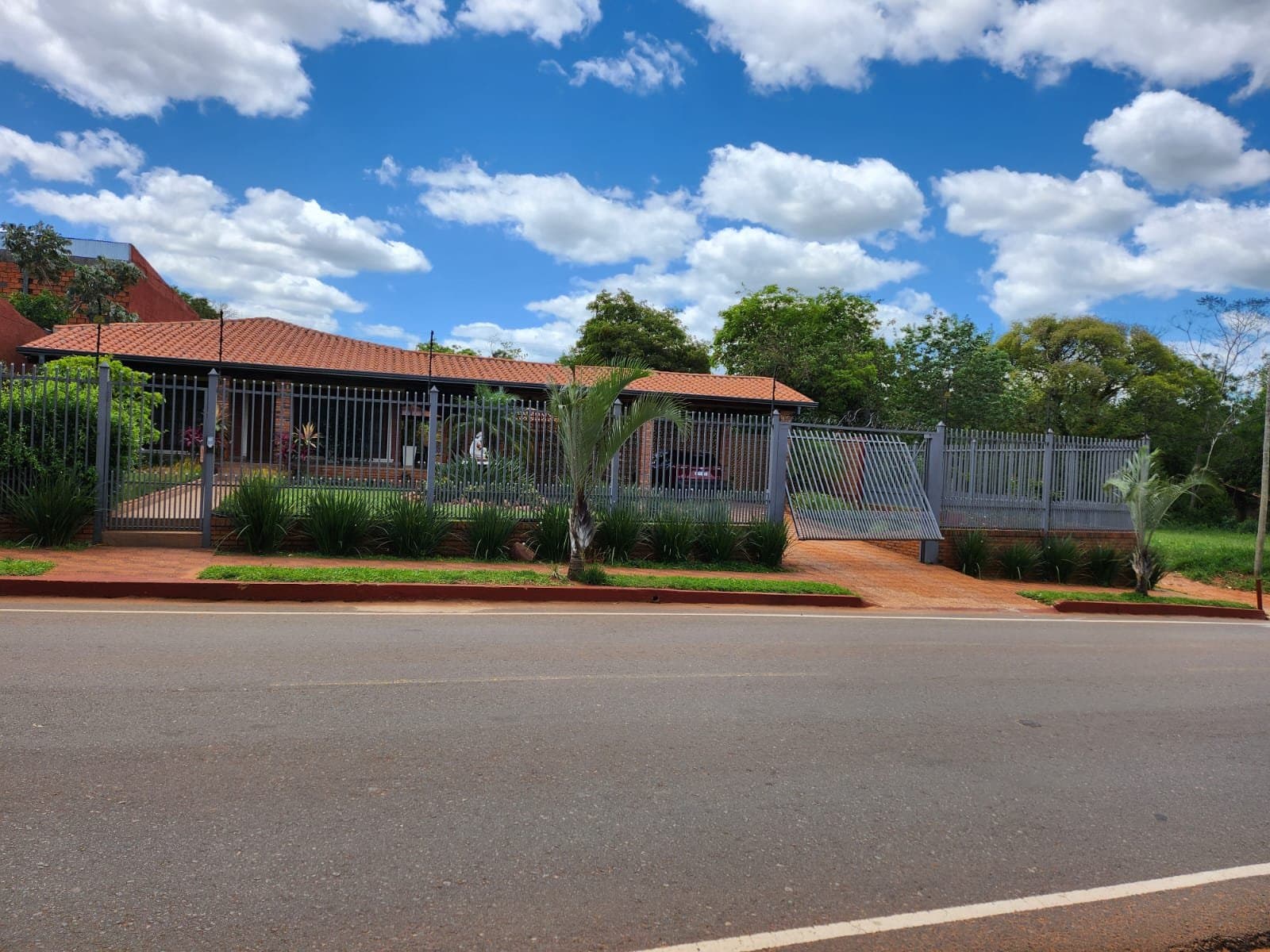 Se Vende Amoblada Residencia Premium A Minutos Del Aeropuerto Silvio Pettirossi — foto 2