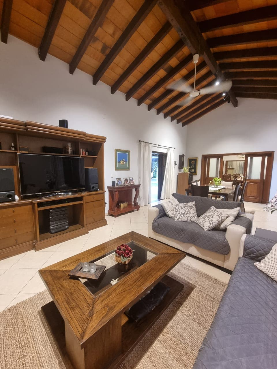 Bella residencia /7 dormitorios con gran patio 1.250 m2 — foto 2