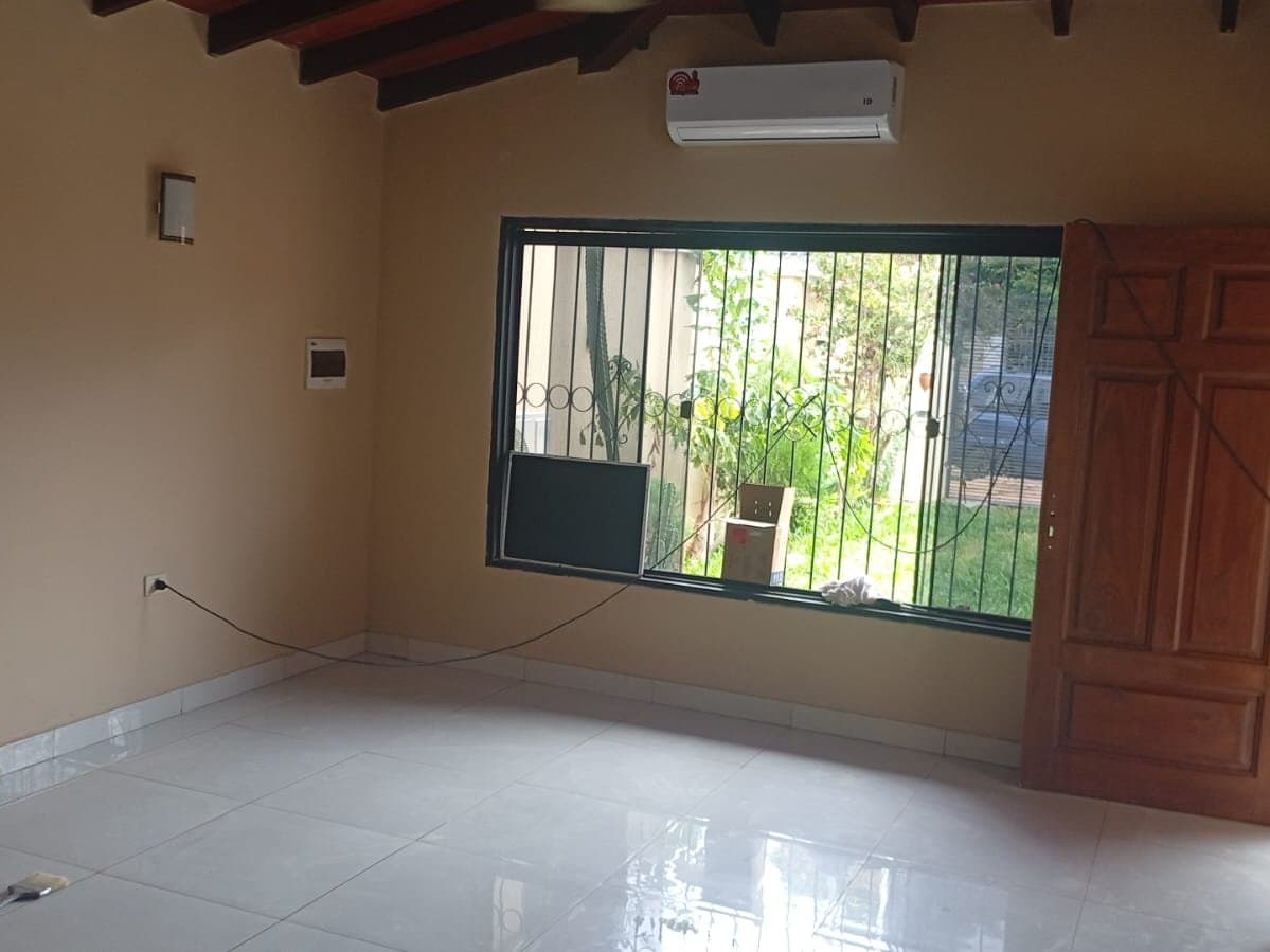Alquilo casa 2 dormitorios en Lambaré zona cacique