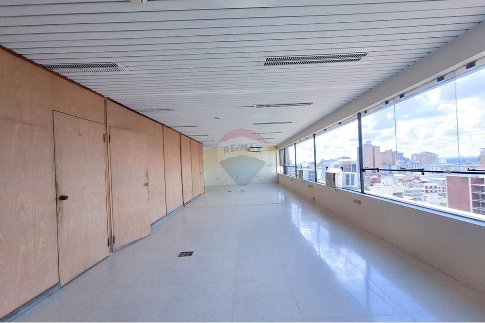 Amplia Oficina Corporativa de 253 m² con Estacionamiento, foto 2