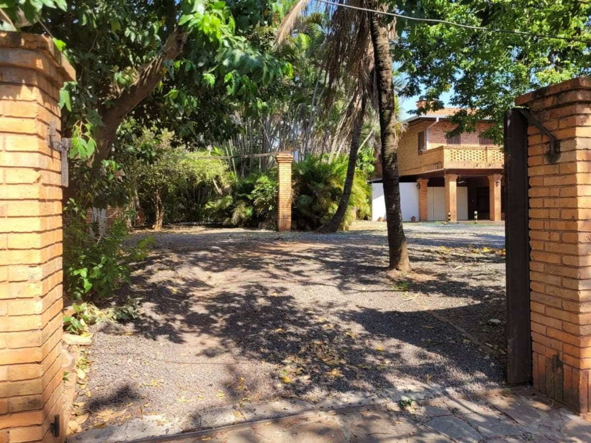 Residencia en esquina c/ amplio terreno en b° san cristobal, foto 2