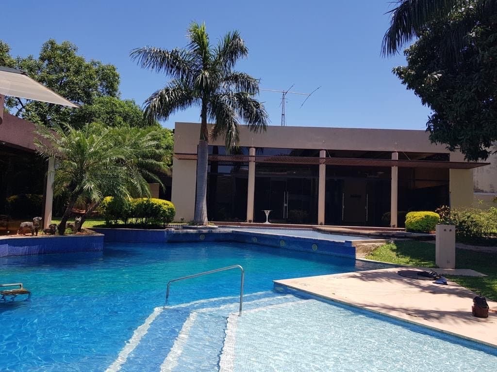 Alquilo Imponente Residencia En Barrio Los Laureles!!