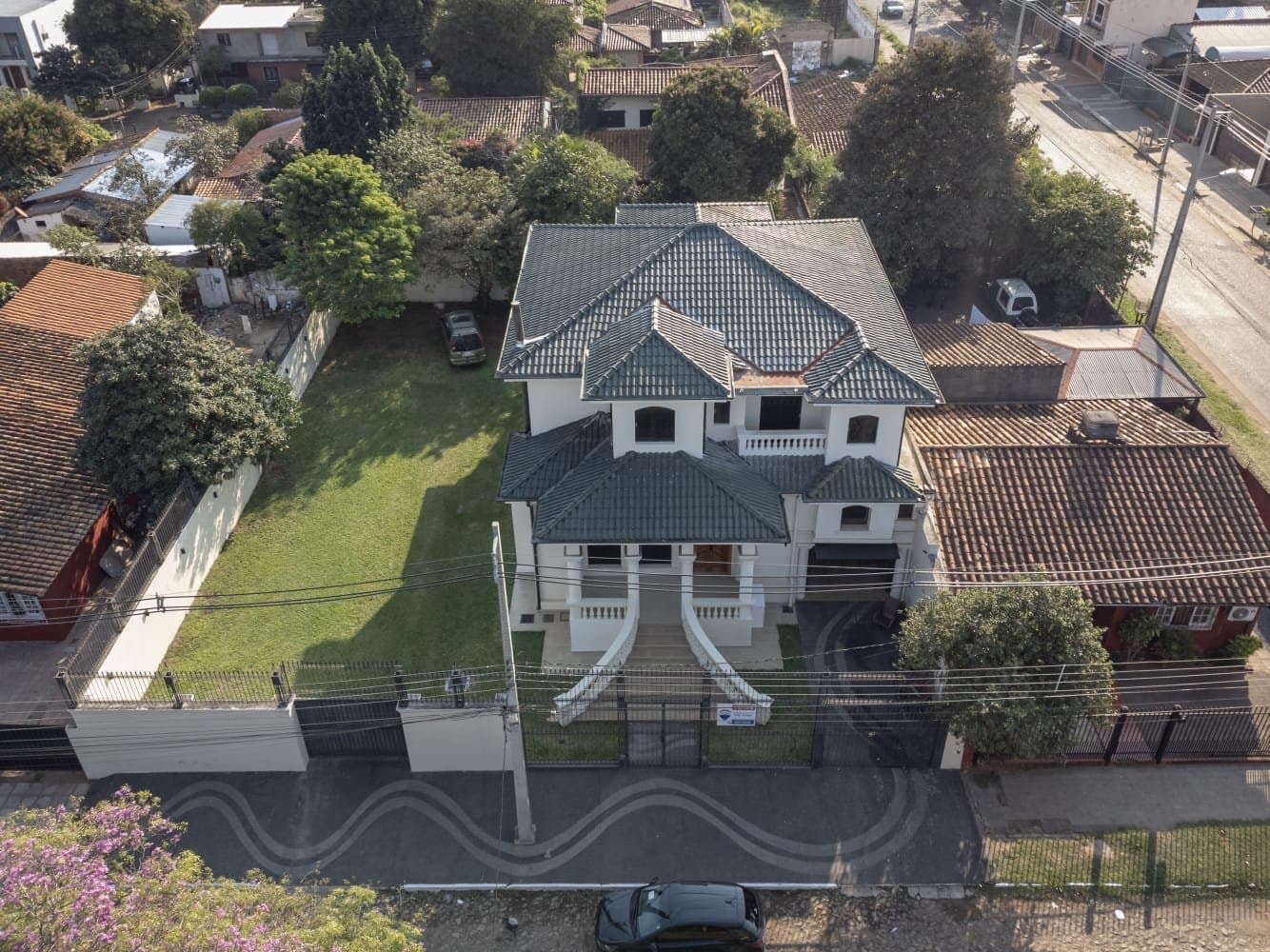 imponente residencia en Fernando de la Mora, foto 2