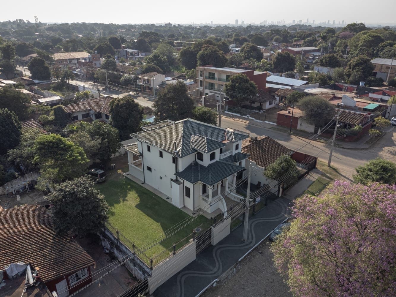 imponente residencia en Fernando de la Mora, foto 3