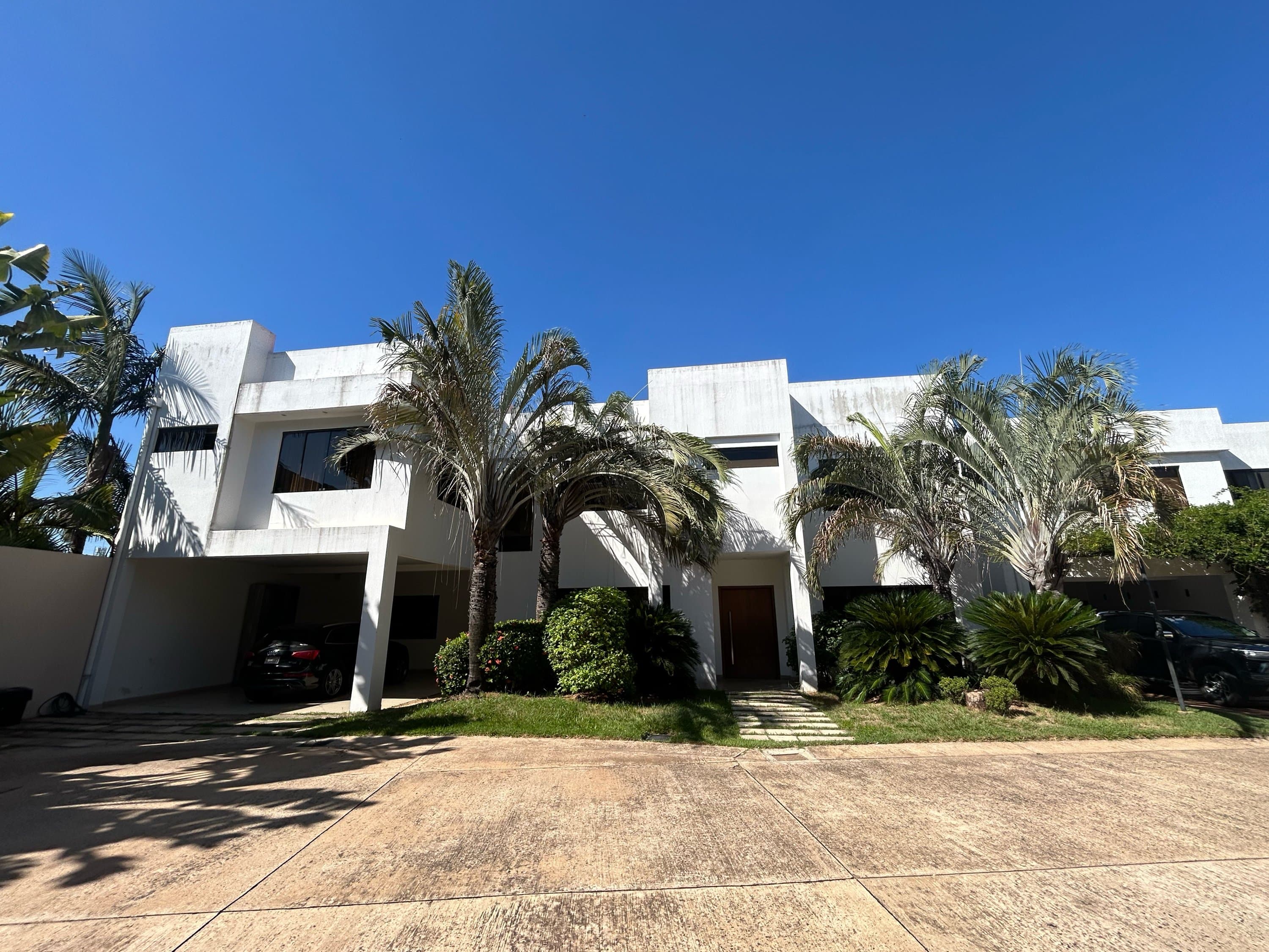 Casa amoblada en Condominio, Ycua Sati