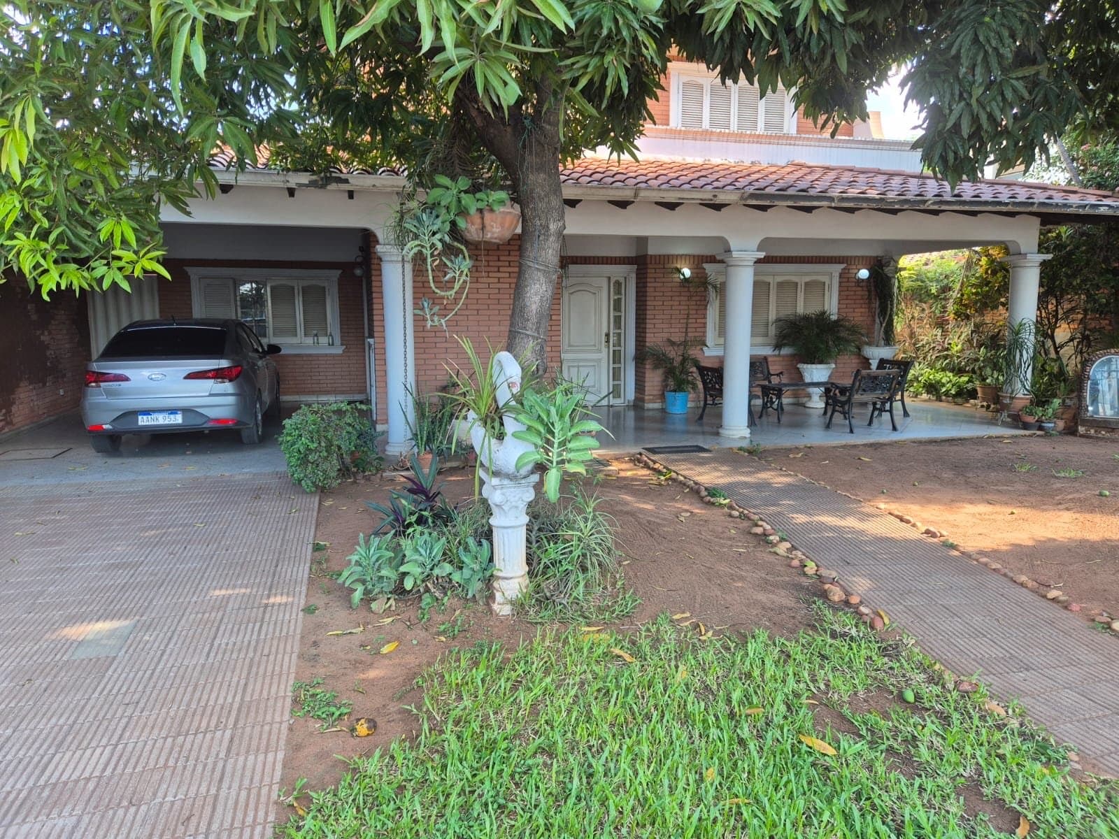 Vendo casa de calle a calle sobre la avenida aviadores del chaco. Casi santísima Trinidad. Barrio san jorge. Especial para inversionistas