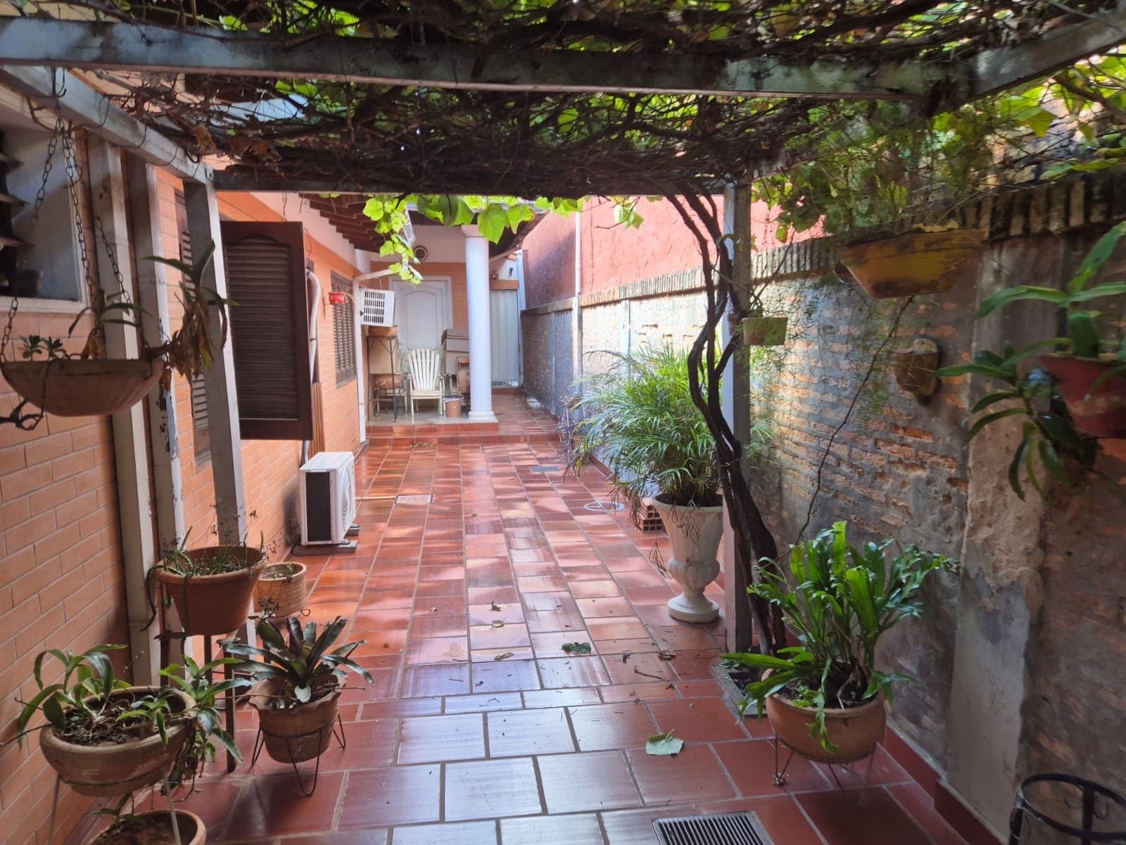 Casa de calle a calle sobre la avenida aviadores del chaco. Casi santísima Trinidad. Barrio san jorge. Especial para inversionistas, foto 2