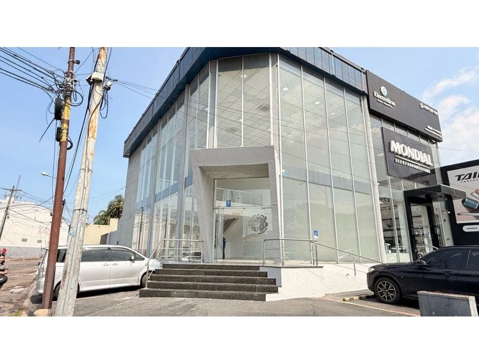 Alquilo showroom en esquina sobre avda. E. Ayala