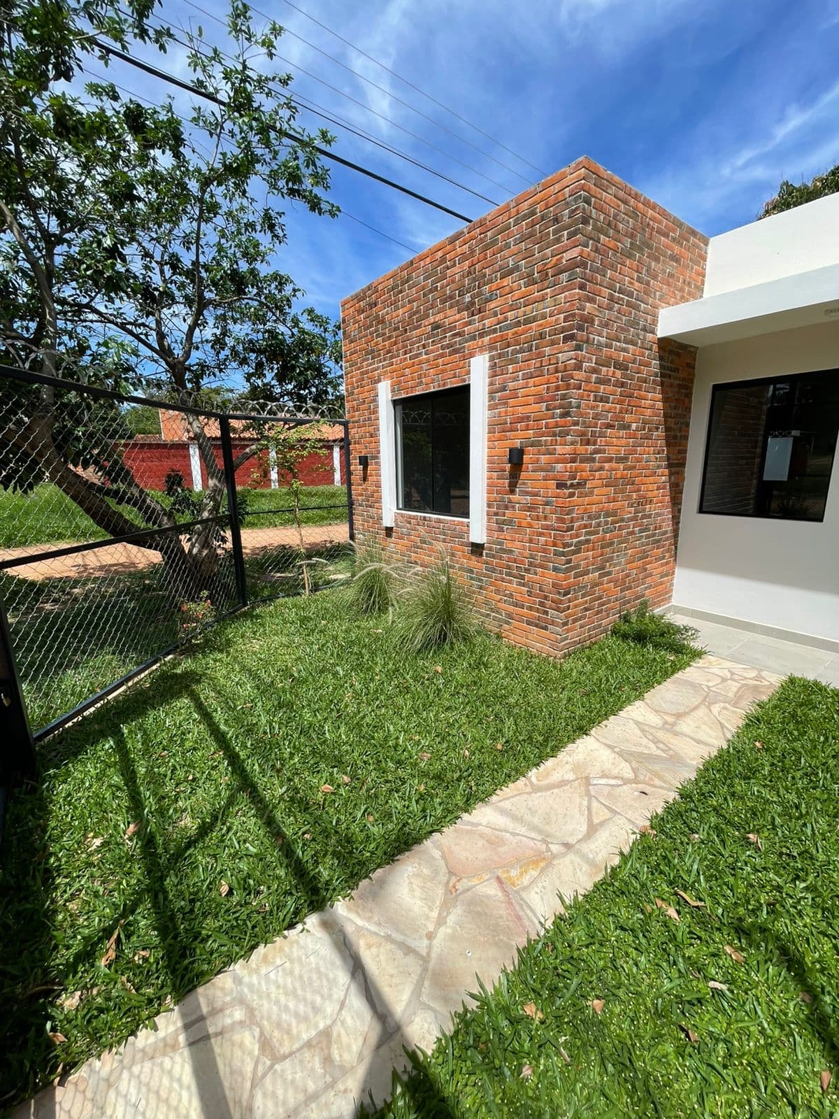 Oferto Casa tipo chalet a estrenar en Luque! Oportunidad Unica!