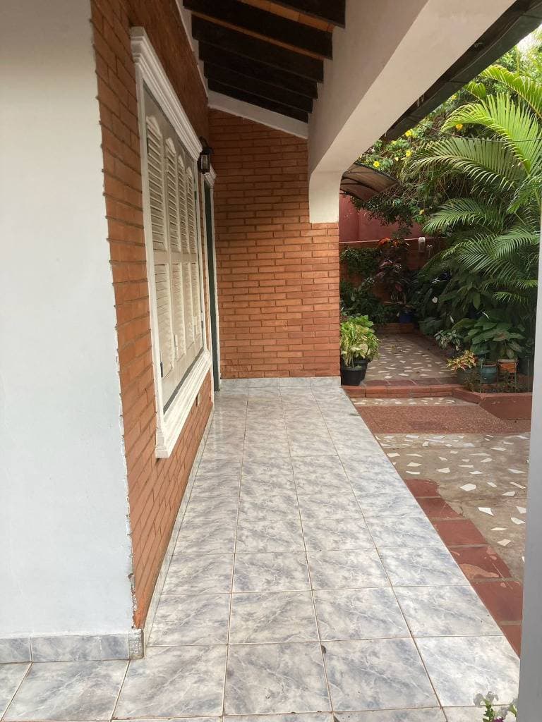 amplia casa sobre Radio Operadores del Chaco casi Celsa Speratti — foto 2