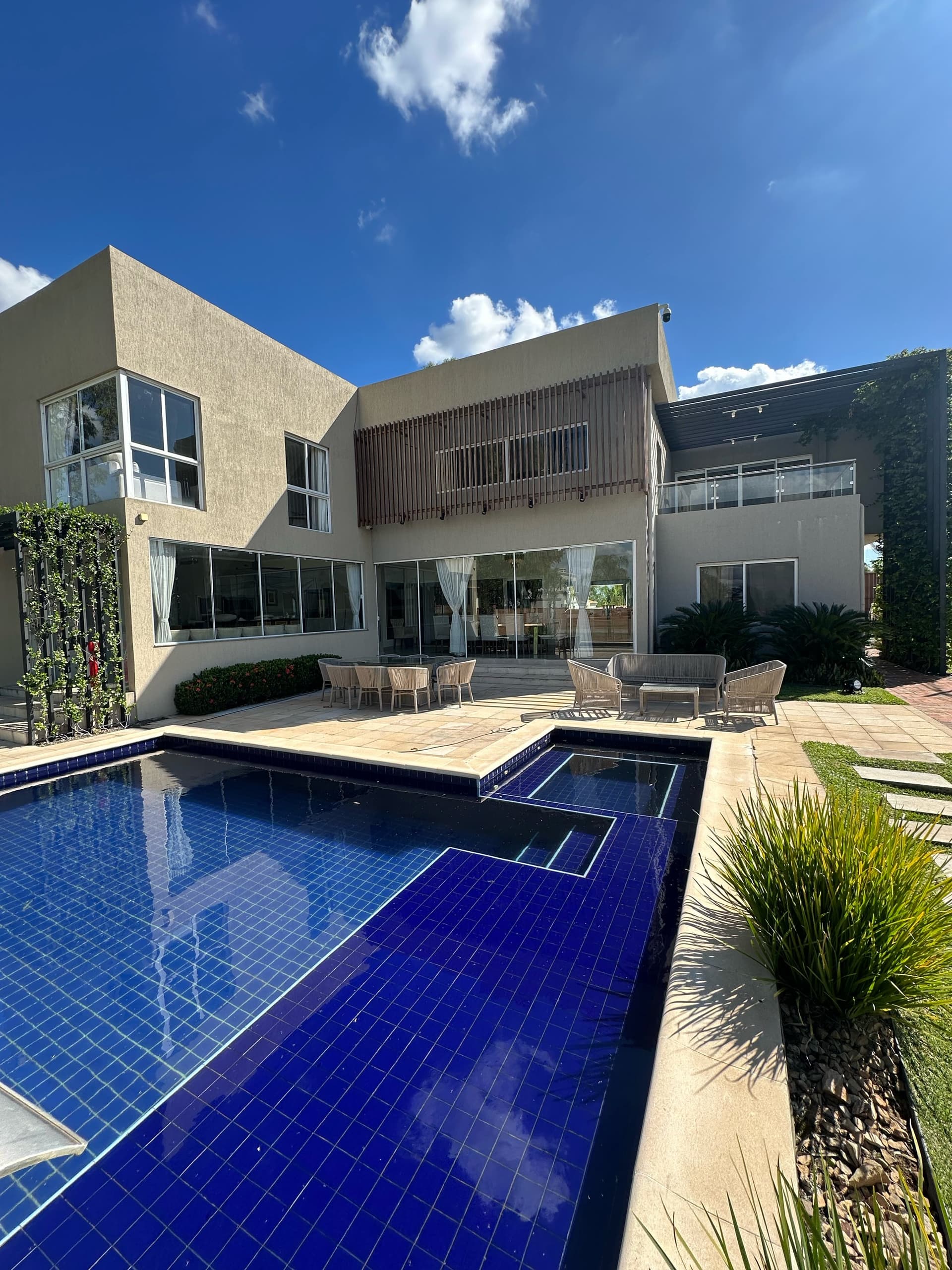 En Venta Magnifica Residencia Minimalista con 2200 m2 de terreno Full Amoblada en Surubii
