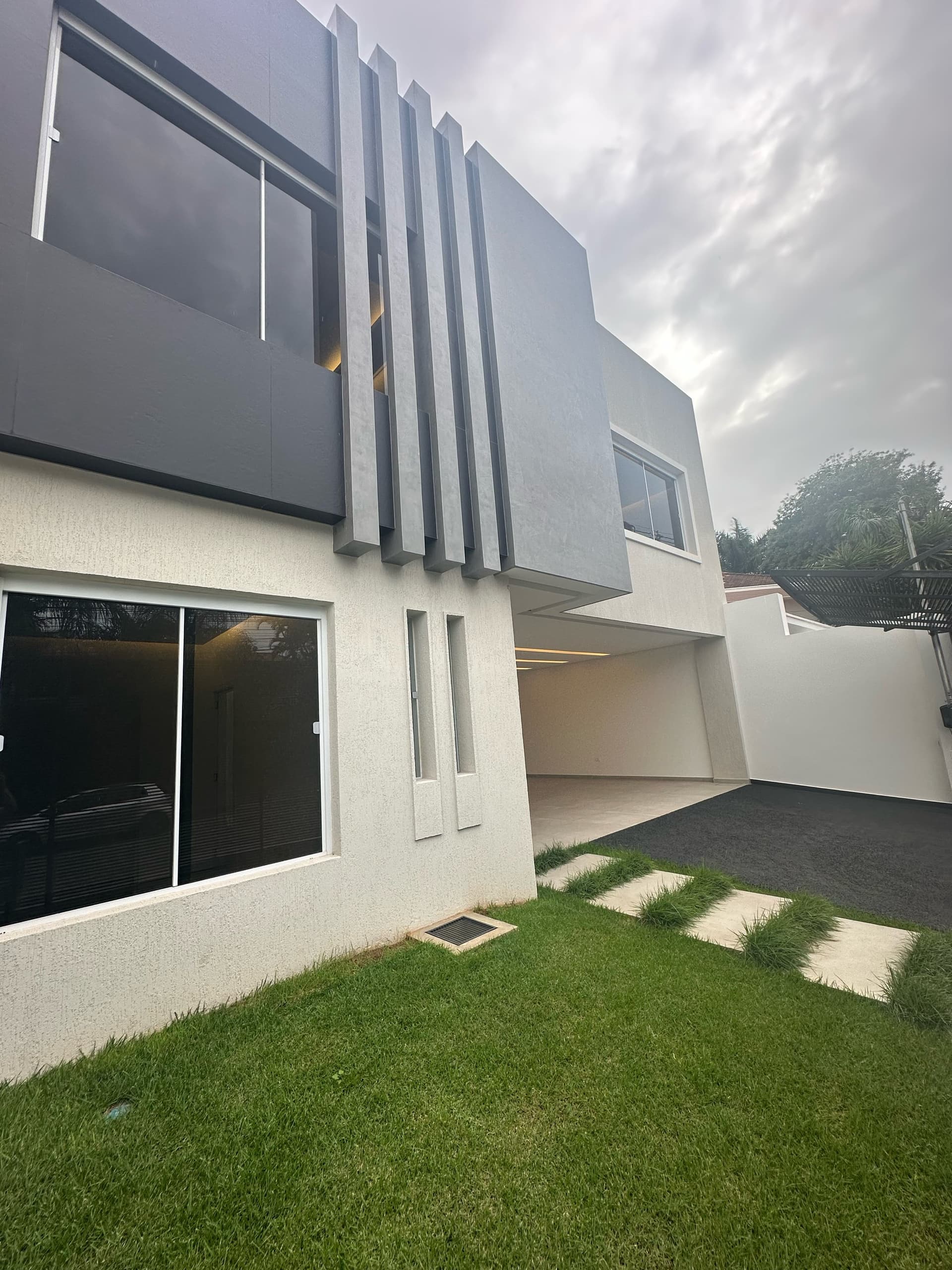 Vendo Hermosa Residencia A Estrenra Minimalista En Mburucuya C / 5 Suites