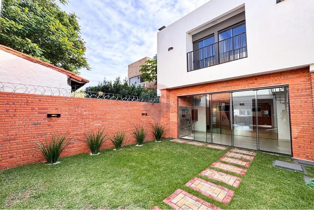 En venta casa pareada de 3 suite zona shopping mcal lopez, foto 4