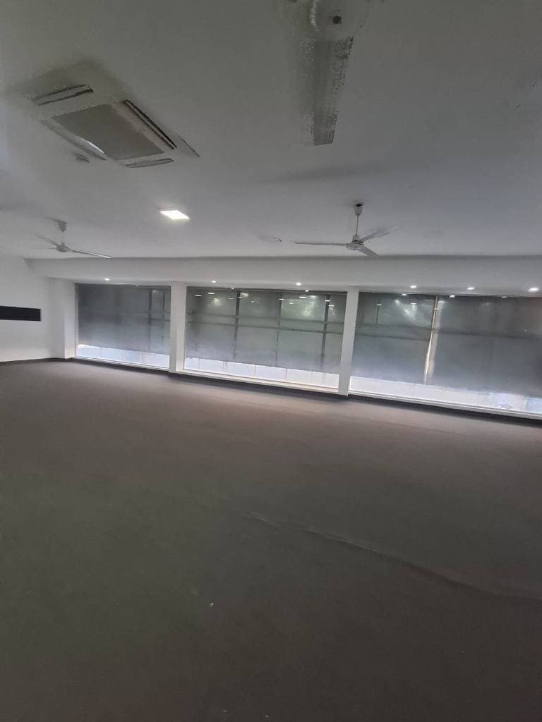 Salón comercial de 2 pisos en el centro de San Lorenzo, foto 5