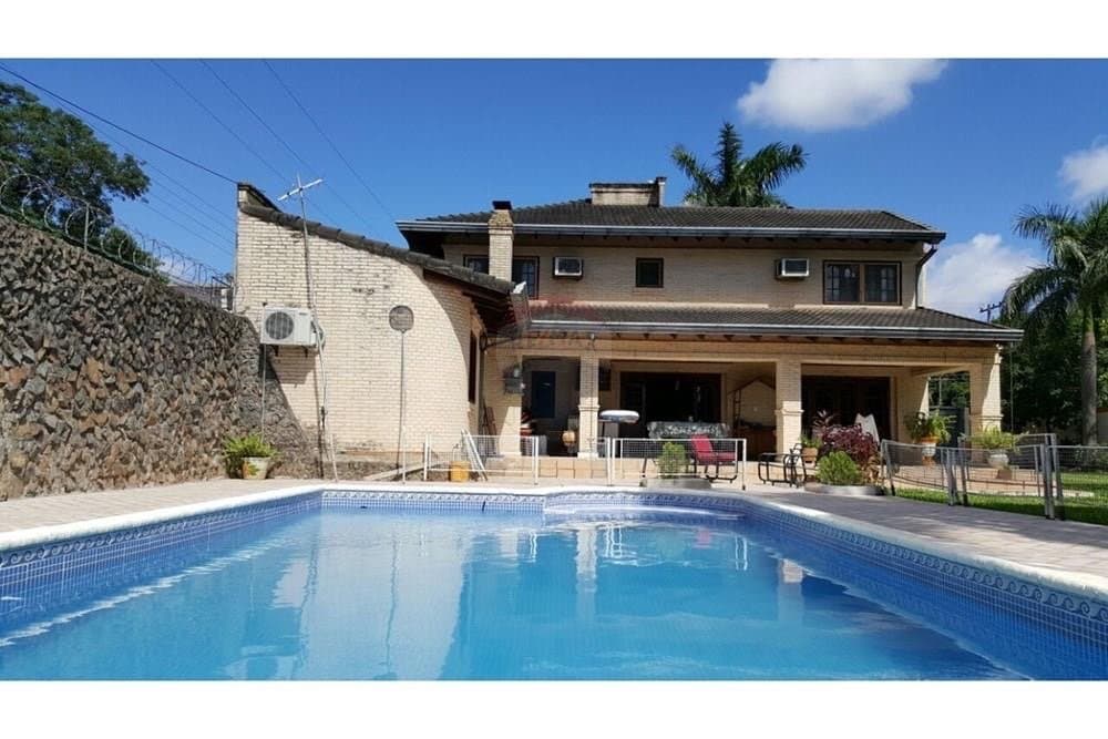 Vendo casa con piscina en San Lorenzo barrio San Luis