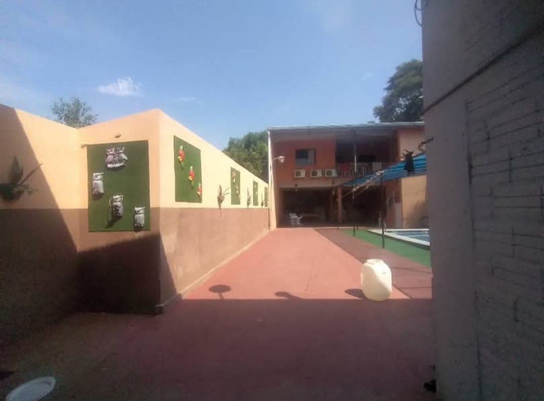 Casa con piscina, quincho y salón comercial en alquiler – San Lorenzo centro, foto 4