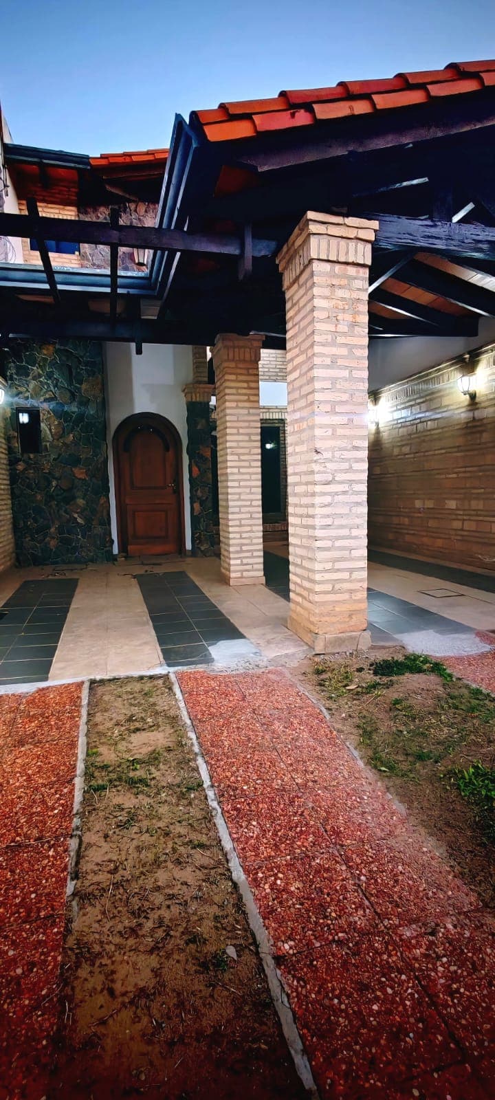 Alquilo duplex tipo casa en loma pyta