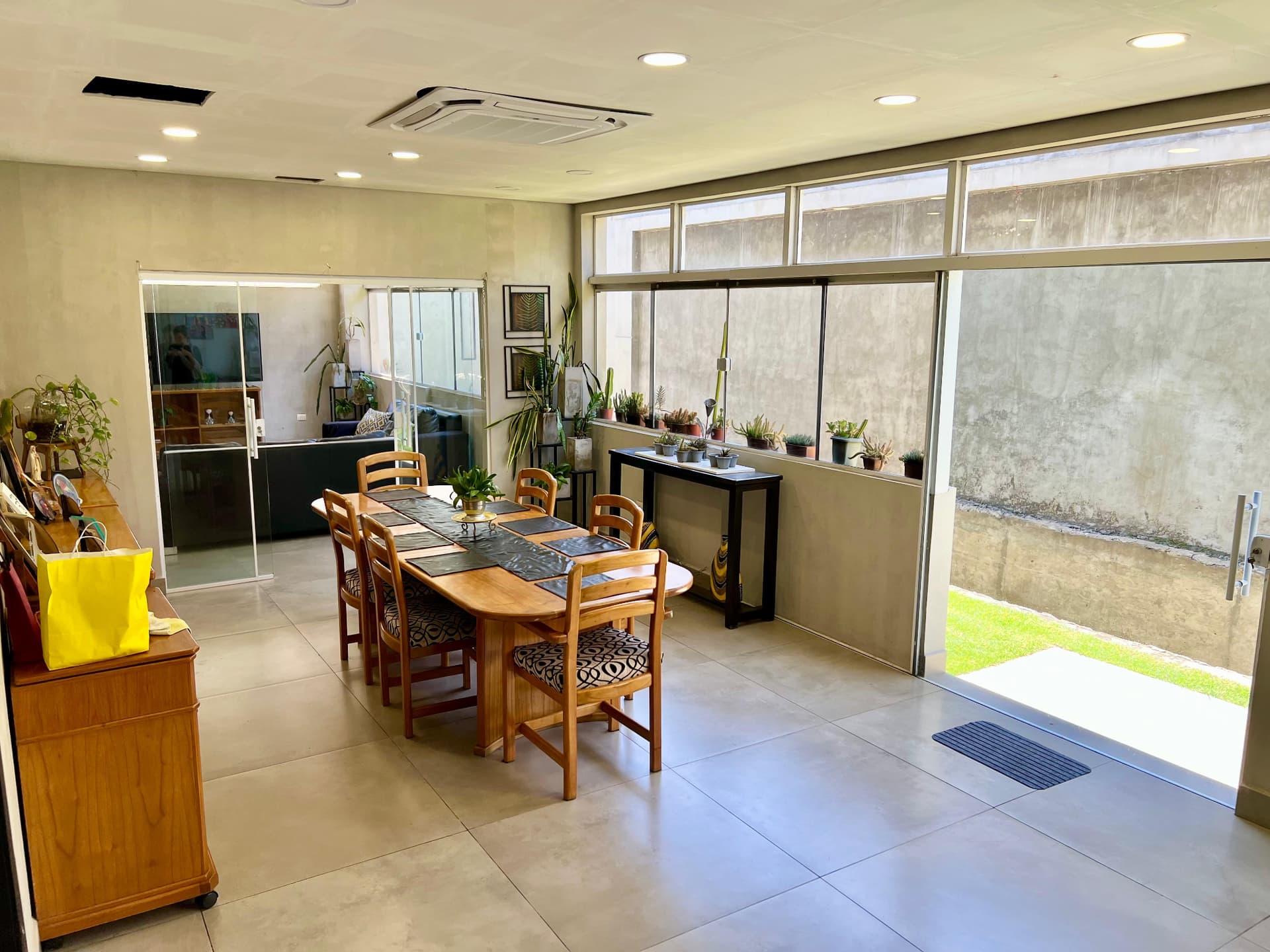 EN VENTA - Moderna Residencia en Lambaré, foto 3