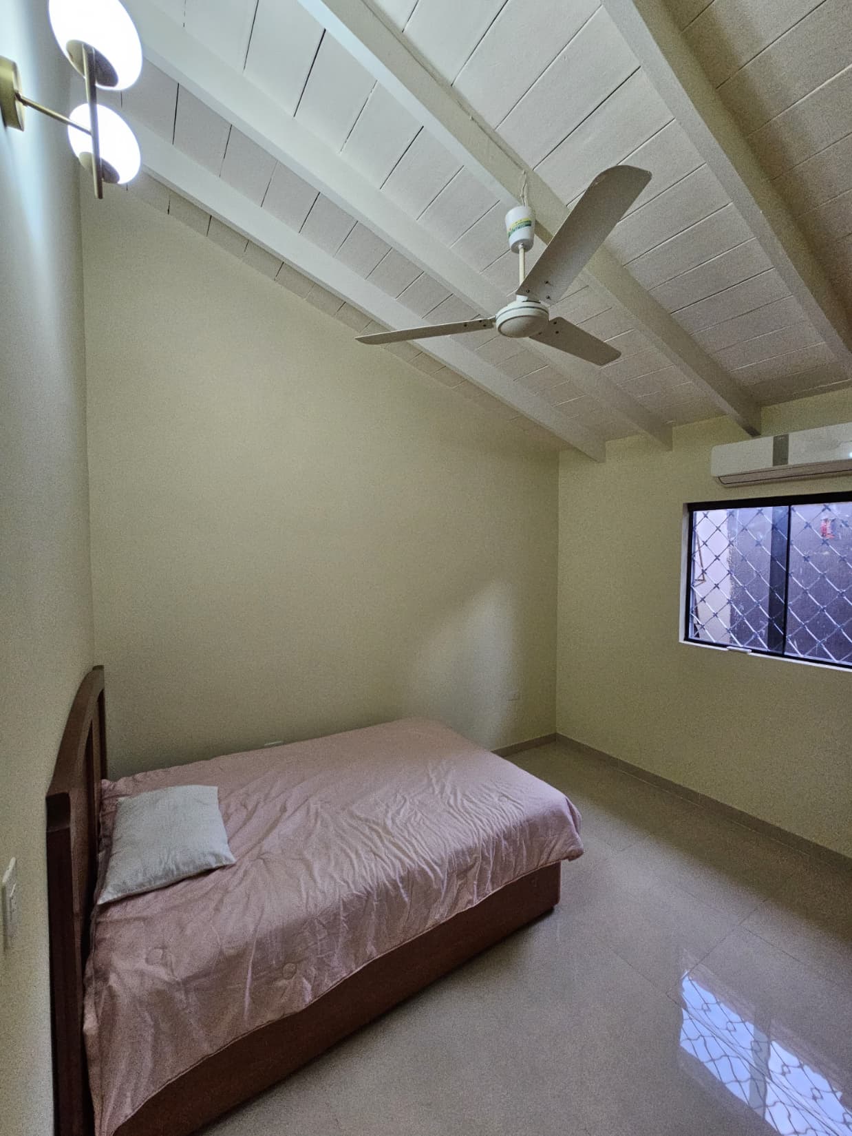Casa de 5 habitaciónes con salón comercial en Laurelty Luque, foto 5