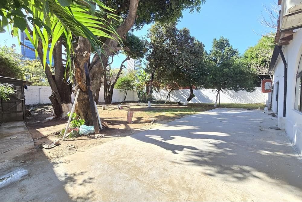 Alquilo Casa detrás del Shopping la Galería Ycua Sati