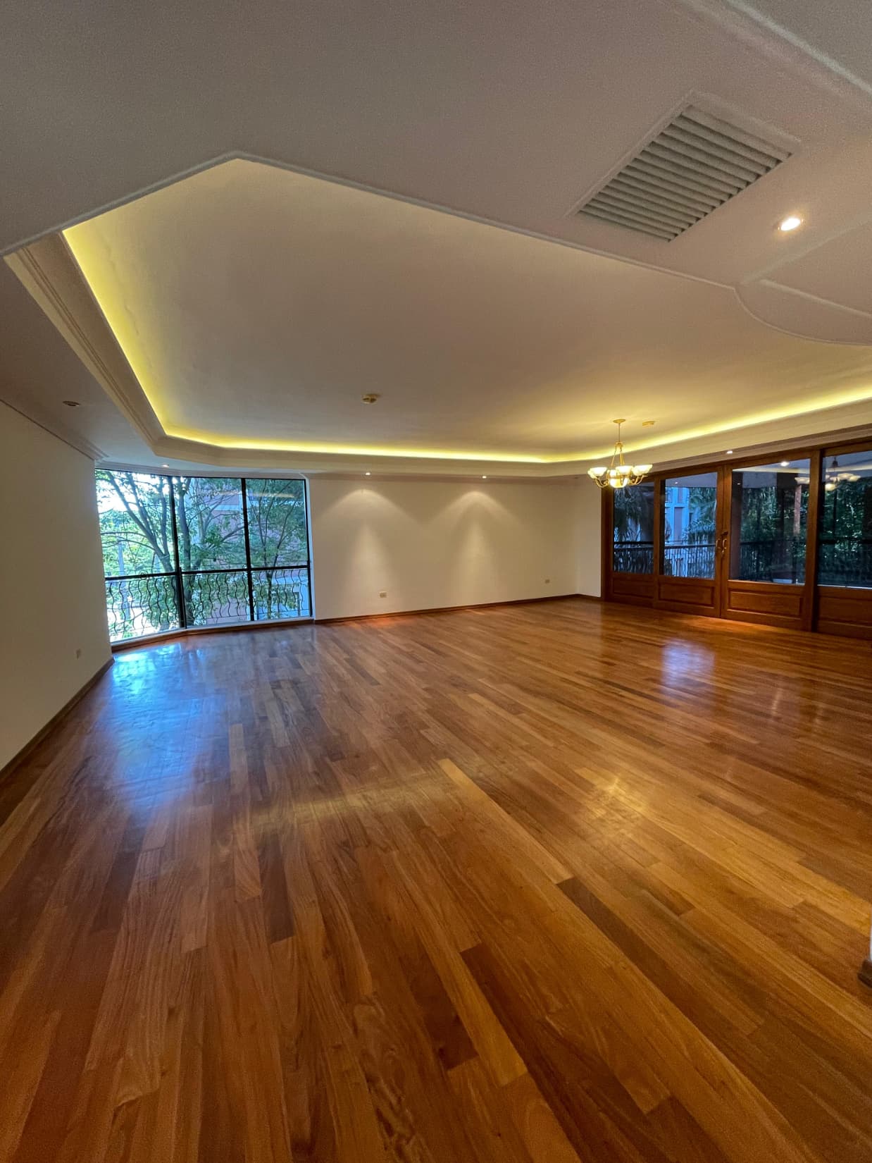 Villa Morra - en alquiler dpto de 4 dormitorios con 2 cocheras