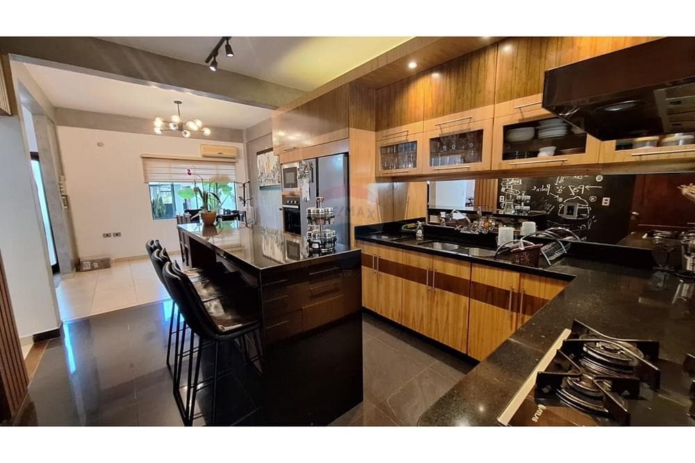 En venta Casa moderna con Piscina y Jardín en Encarnación, foto 3