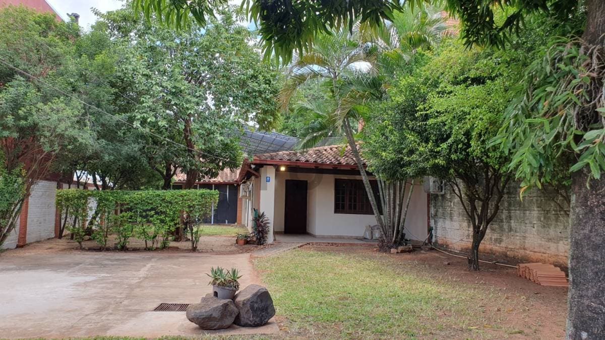 Alquilo casa tipo chalet en barrio villa aurelia