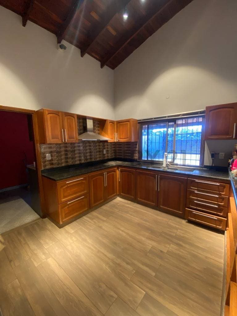 En venta amplia residencia en San Lorenzo, foto 3