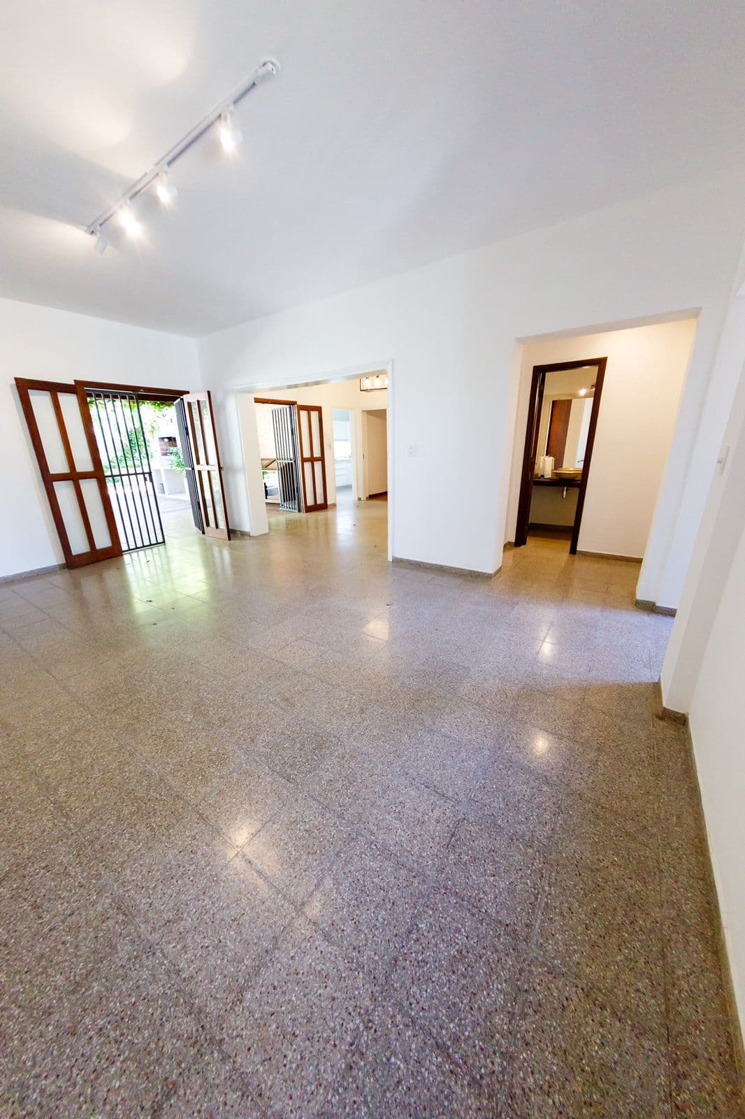 En alquiler – dúplex de 3 dormitorios en suite con quincho en barrio mburucuyá, foto 5
