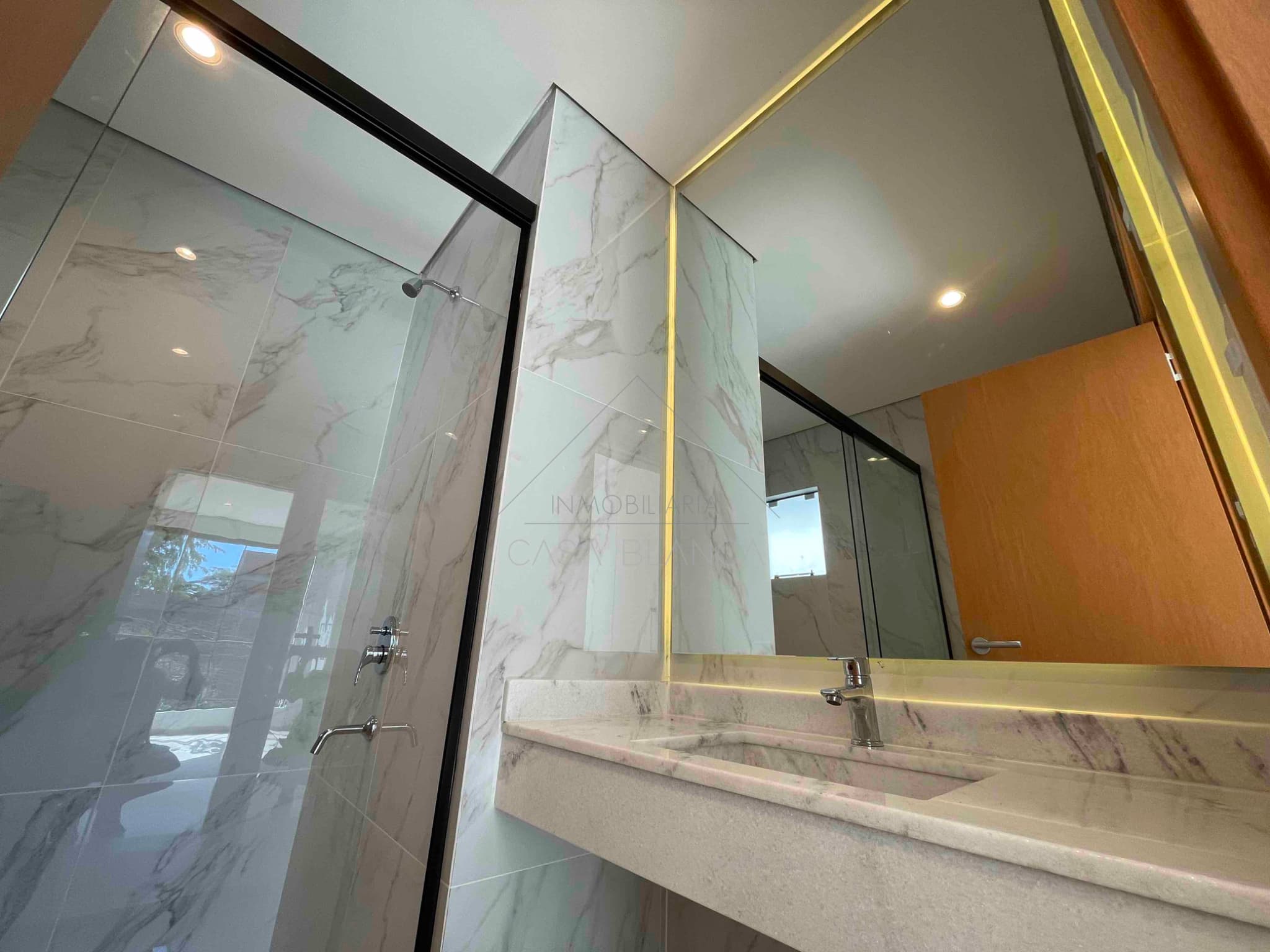 En VENTA y ALQUILER! Vivienda pareada! en Luque / zona Conmebol, foto 3