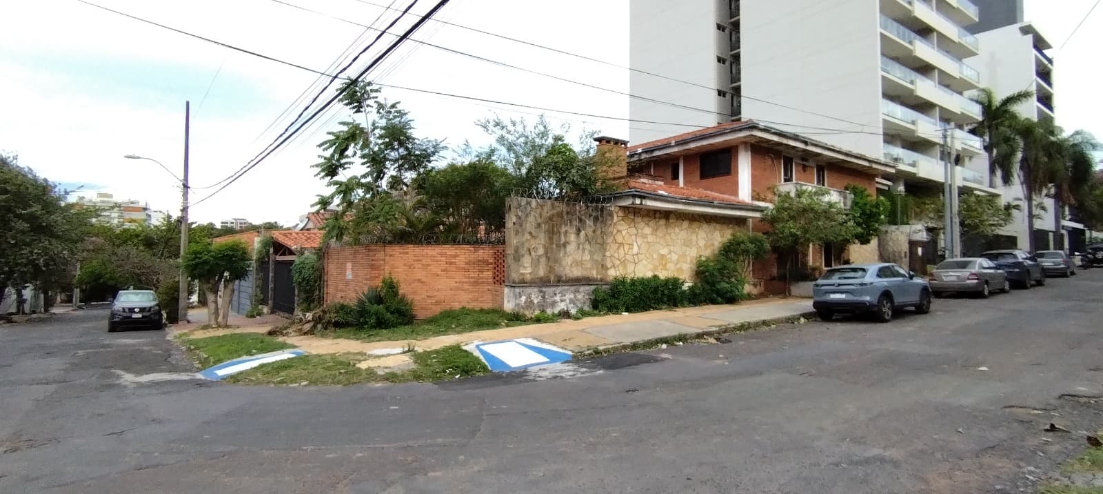 Propiedad en esquina, bº Las Mercedes – 318 m2 sup. Terreno, foto 2
