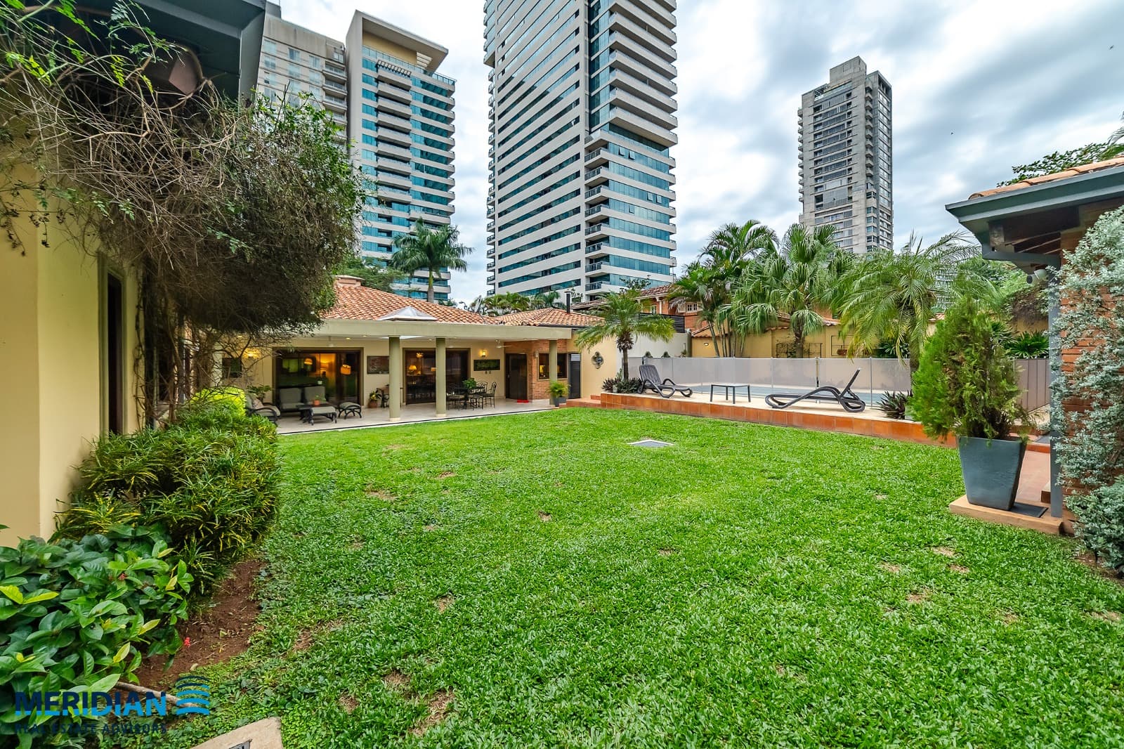 En venta propiedad de casi 1.000 m2 de terreno! Detras del Paseo la Galeria!