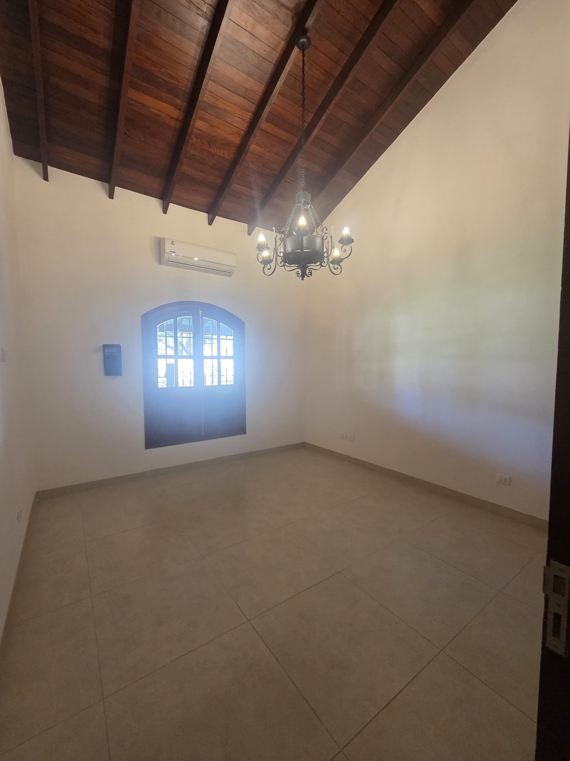 RESIDENCIA ESTILO COLONIAL -A ESTRENAR * 1.800 M2 En Ycua Sati y 4 dormitorios, a pasos del Goethe, foto 5