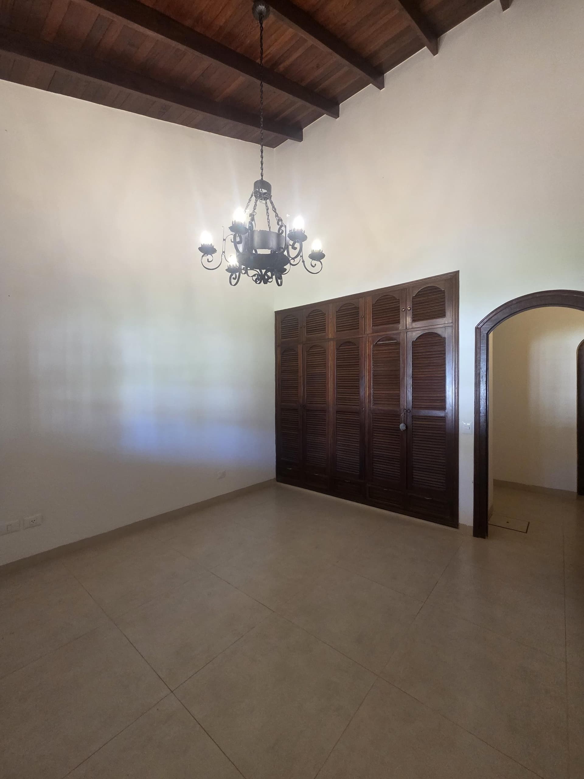 RESIDENCIA ESTILO COLONIAL -A ESTRENAR * 1.800 M2 En Ycua Sati y 4 dormitorios, a pasos del Goethe, foto 4