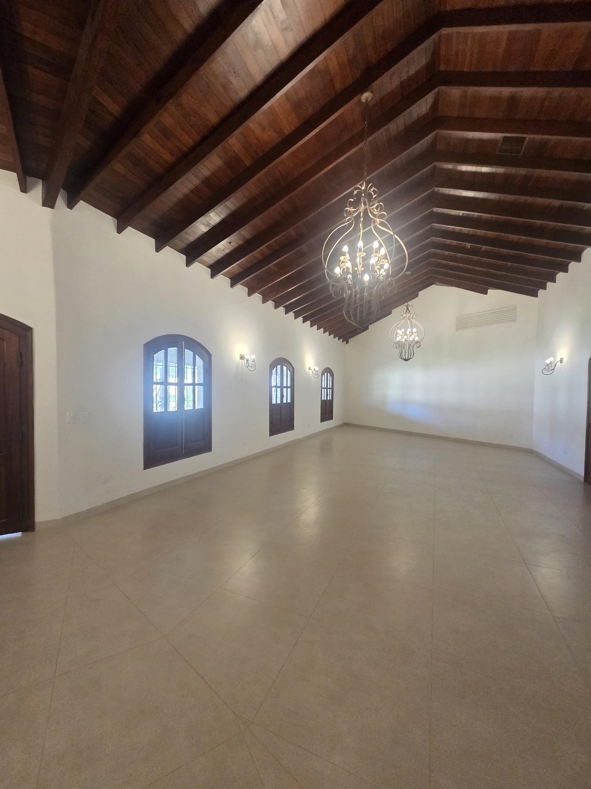 RESIDENCIA ESTILO COLONIAL -A ESTRENAR * 1.800 M2 En Ycua Sati y 4 dormitorios, a pasos del Goethe, foto 2